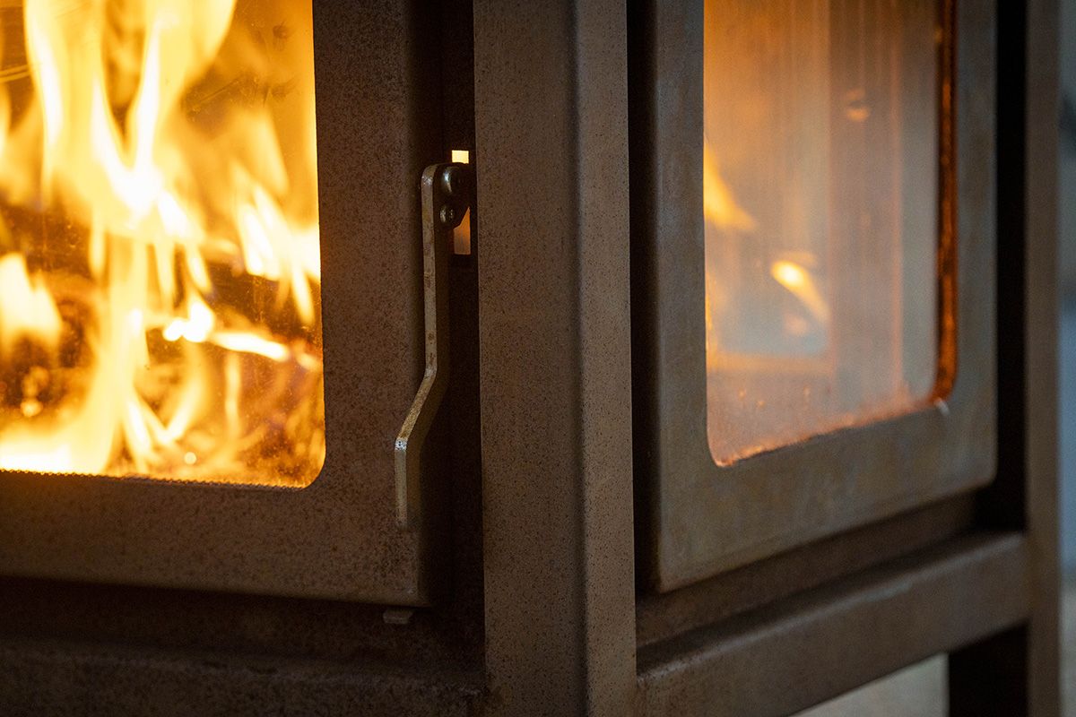 Geroeste houtkachel - de Enjoyfires houtkachel Fuera is gemaakt van het robuuste cortenstaal voor een warmte en stevige uitstraling