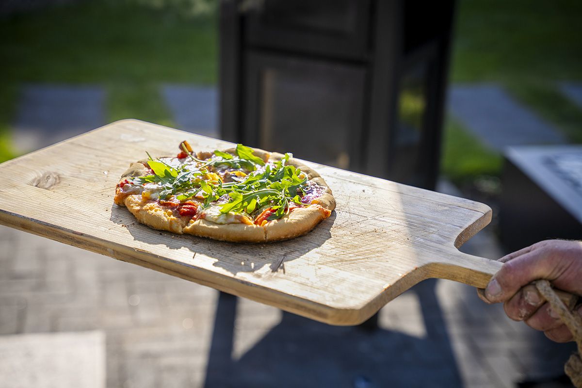 Pizza's bakken in de tuin? Dat doe je in de Enjoyfires houtkachel Comida met pizzaoven en kachelpijp