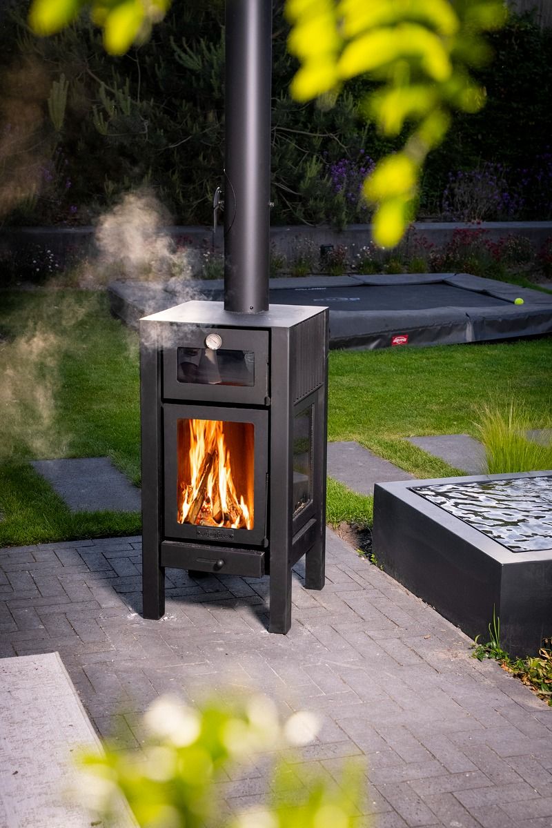 Pizza's bakken in de tuin? Dat doe je in de Enjoyfires houtkachel Comida met pizzaoven en kachelpijp