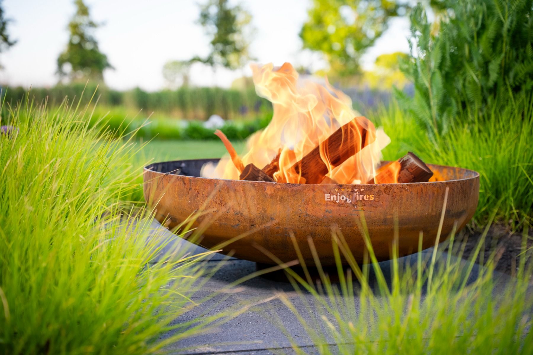 Ronde vuurschaal op voet - cortenstaal - wordt al geroest geleverd - Enjoyfires Cerno