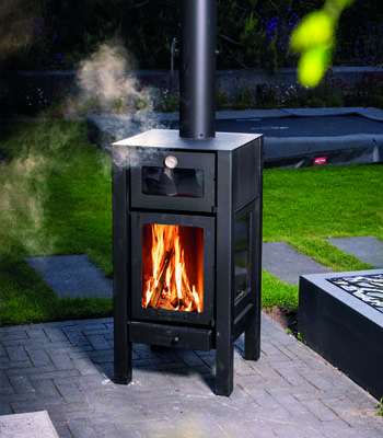 zwarte houthaard voor buiten met pizzaoven